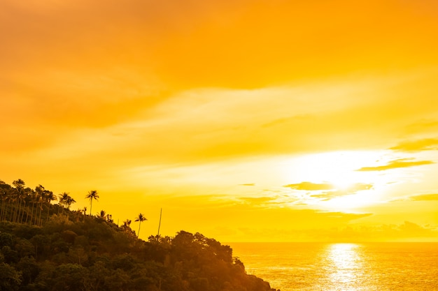 Schönes tropisches Strandmeer im Freien um samui Insel mit KokosnussPalme und anderem zur Sonnenuntergangzeit