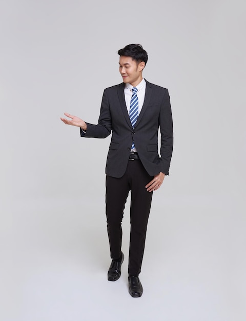 Schönes und freundliches Gesicht asiatischer Geschäftsmann lächelt in einem formalen Anzug auf weißem Hintergrund Studio-Aufnahme