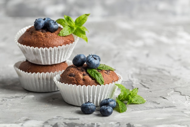 Schönes und leckeres Dessert auf Marmor