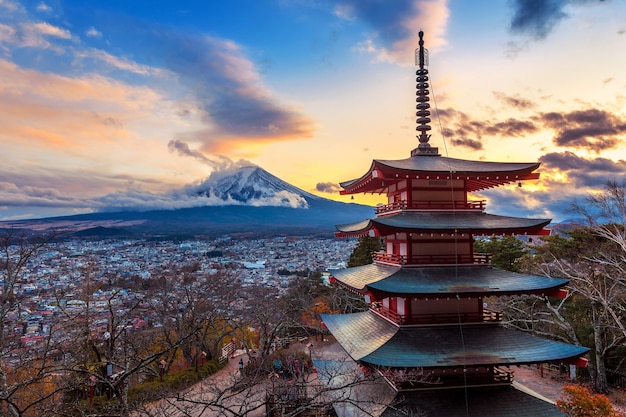 Schönes Wahrzeichen des Fuji-Berges und der Chureito-Pagode bei Sonnenuntergang, Japan.