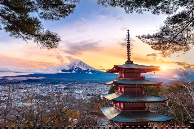 Schönes Wahrzeichen des Fuji-Berges und der Chureito-Pagode bei Sonnenuntergang, Japan.