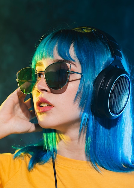 Schönes weibliches DJ des Seitenansichtporträts