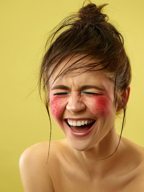 Schönes weibliches gesicht mit perfekter haut und hellem make-up. konzept der natürlichen schönheit, hautpflege, behandlung, gesundheit, spa, kosmetik.