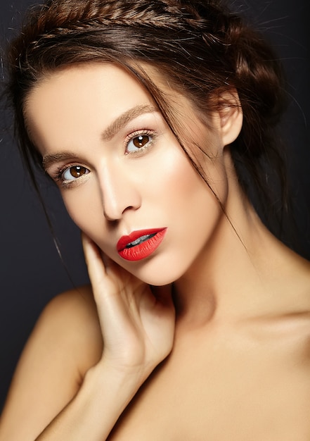 Schönes weibliches Modell mit frischem täglichem Make-up mit roten Lippen