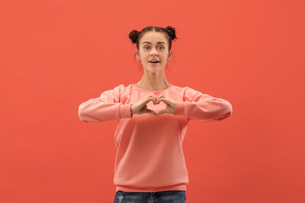 Schönes weibliches porträt junge glückliche emotionale lustige frau, die kamera betrachtet menschliches gesichtsgefühlkonzept trendige farben