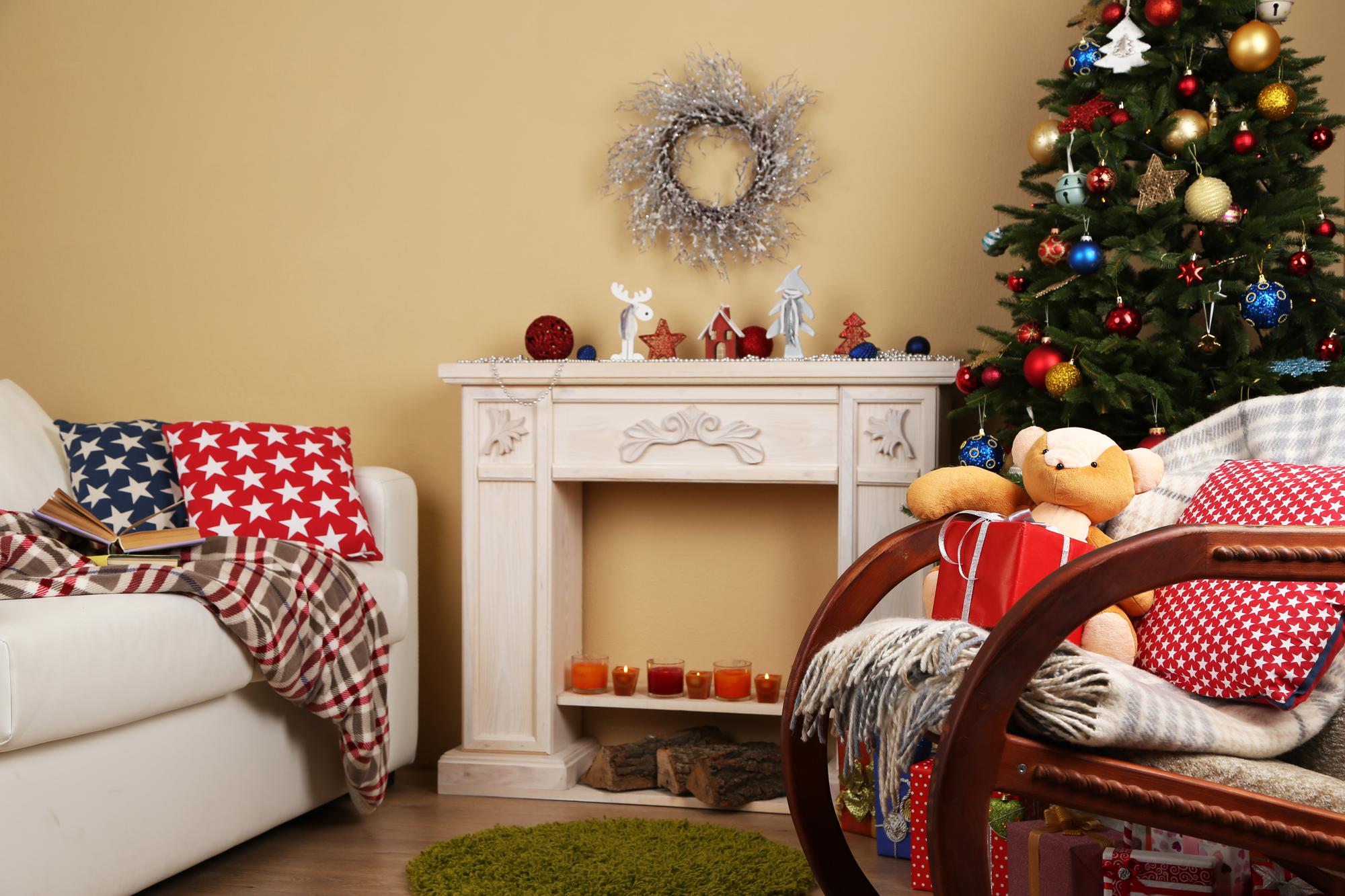Schönes weihnachtsinterieur mit dekorativem kamin und tannenbaum