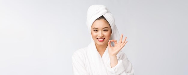 Schönheit asiatische Frau ok Geste für gutes Gesichtsprodukt isoliert auf weißem Hintergrund Schönheits- und Modekonzept