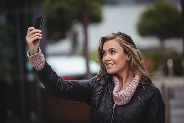 Schönheit, die ein selfie auf Smartphone nimmt