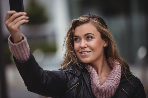 Schönheit, die ein selfie auf Smartphone nimmt