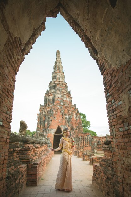 Schönheit im thailändischen alten traditionellen Kostüm, Porträt am alten Ayutthaya-Tempel