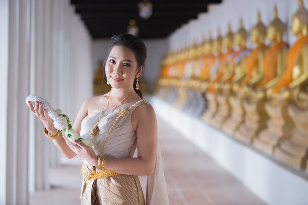 Schönheit im thailändischen alten traditionellen Kostüm, Porträt am alten Ayutthaya-Tempel