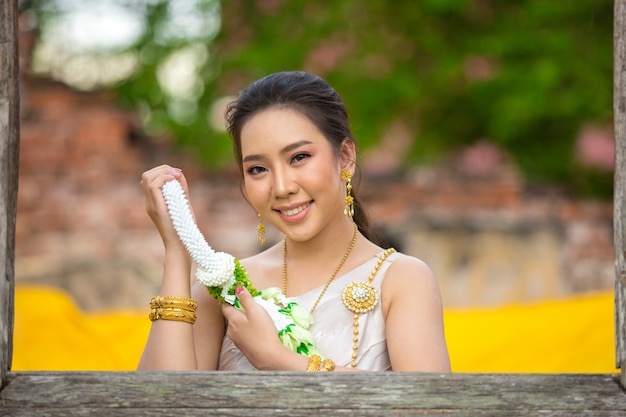 Kostenloses Foto schönheit im thailändischen alten traditionellen kostüm, porträt am alten ayutthaya-tempel