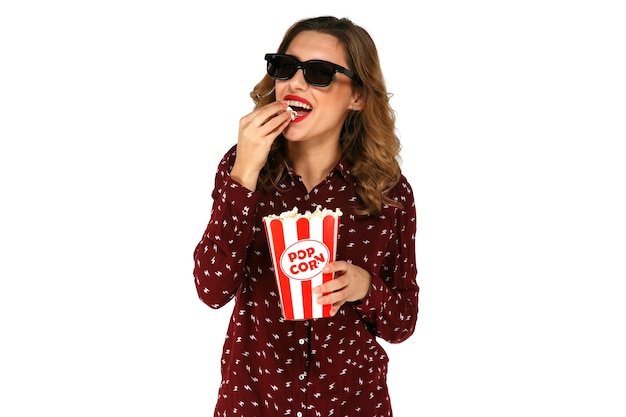 Schönheit in den Gläsern 3d, die Popcorn vom Eimer mit Popcorn essen