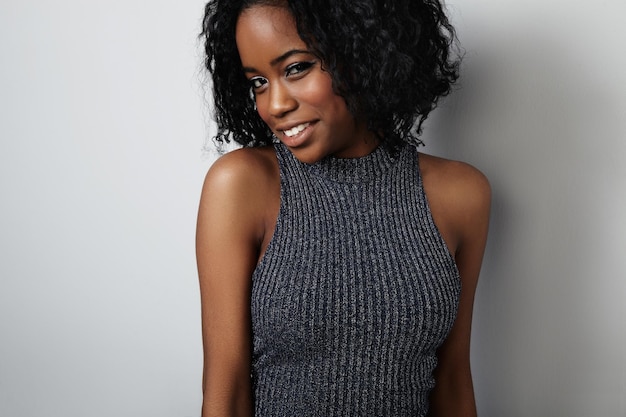 Schönheit schwarze Frau mit lockigem Haar und metallischen Lidschatten