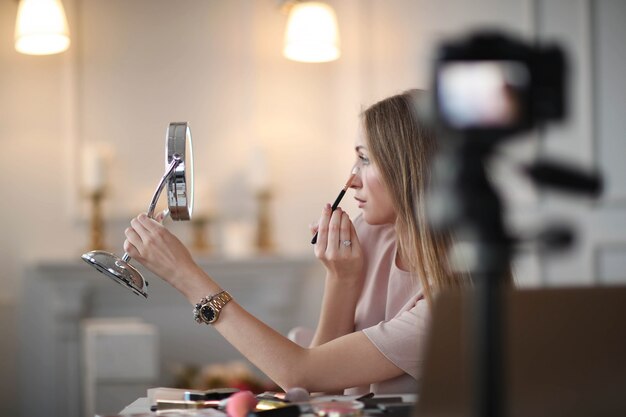 Schönheit vlogger. Junge Frau, die ein Make-up-Tutorial aufzeichnet