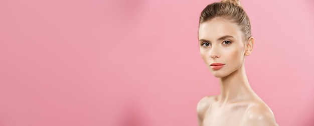 Schönheitskonzept Schöne Frau mit sauberer frischer Haut Nahaufnahme auf rosa Studio Hautpflege Gesicht Kosmetologie