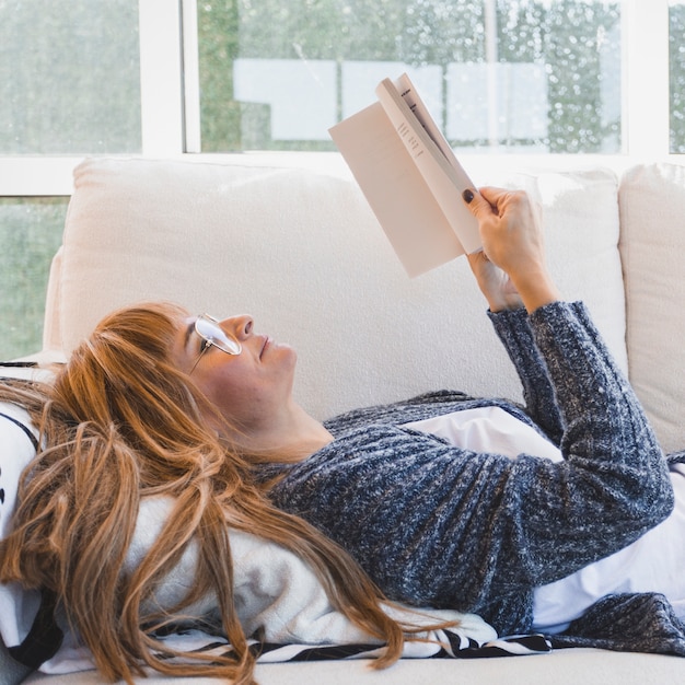 Kostenloses Foto schönheitsleseroman auf sofa