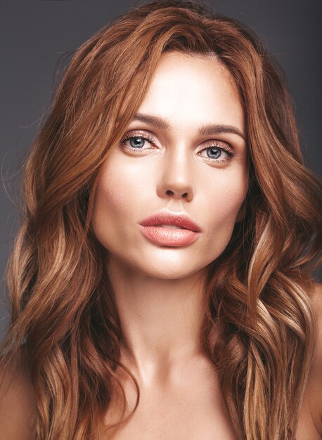 Schönheitsmodeporträt des jungen blonden Frauenmodells mit natürlichem Make-up und der perfekten Hautaufstellung