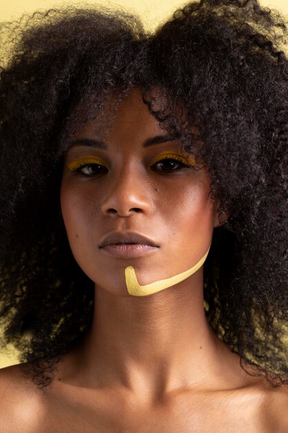 Schönheitsporträt der Afrofrau mit ethnischem Make-up