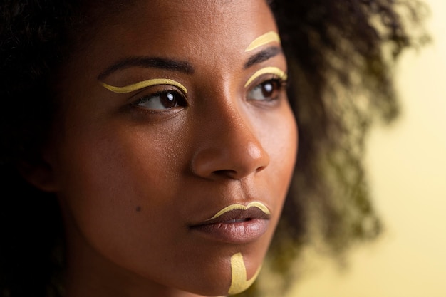 Kostenloses Foto schönheitsporträt der afrofrau mit ethnischem make-up