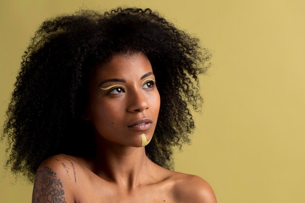 Schönheitsporträt der Afrofrau mit ethnischem Make-up