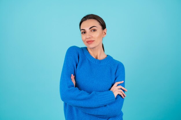 Schönheitsporträt junge Frau in einem blauen Strickpullover und natürlichem Tages-Make-up, fröhlich lächelnd, selbstbewusstes romantisches Lächeln