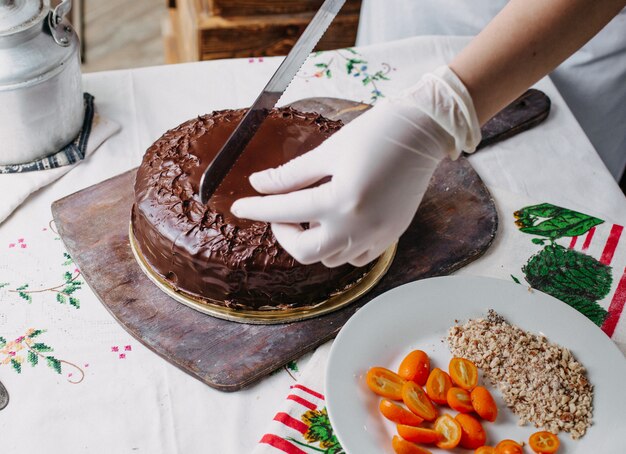 Schokokuchen in Scheiben geschnitten lecker lecker rund rund mit Kumquats Nüssen