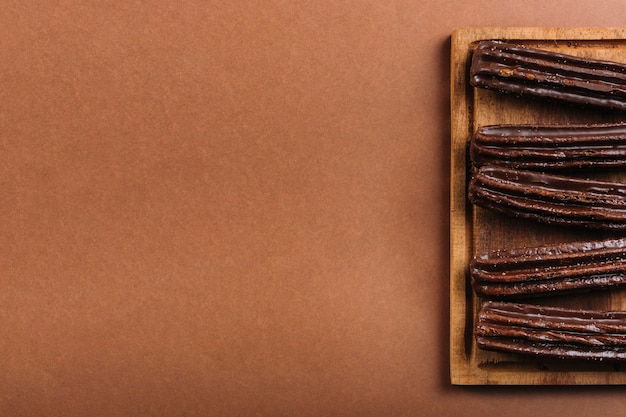 Schokolade Eclairs auf Schneidebrett