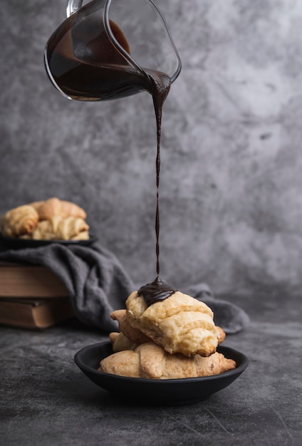 Schokolade gießt auf hausgemachte Croissants