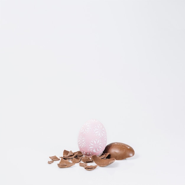 Kostenloses Foto schokolade in der nähe von osterei