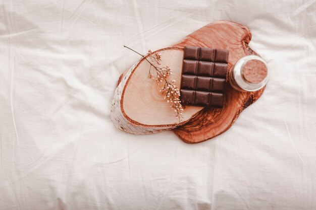 Schokolade und Flasche auf dem Bett