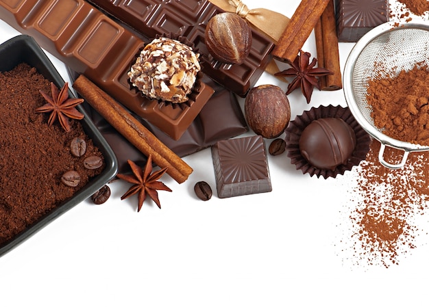 Schokolade und Gewürze isoliert auf Weiß