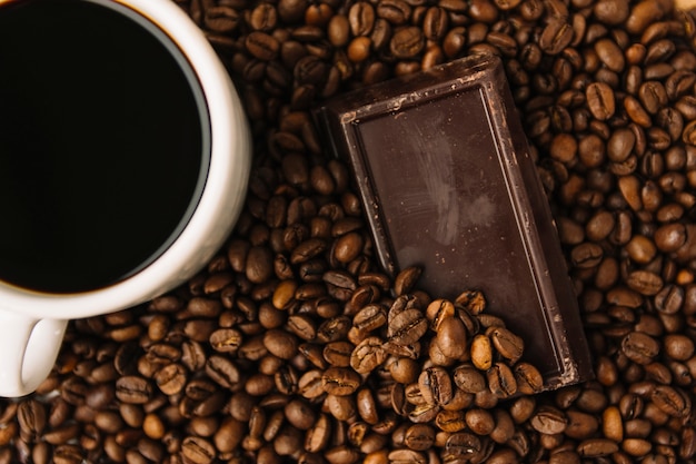 Kostenloses Foto schokolade und kaffee auf kaffeebohnen