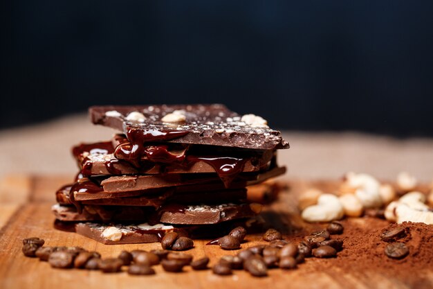 Schokolade und Nüsse auf Schwarz