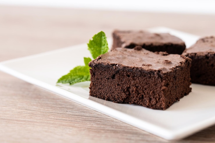 Kostenlose Foto schokoladen-brownie-portion auf holztisch