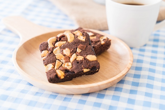 Schokoladen-Brownies auf dem Tisch