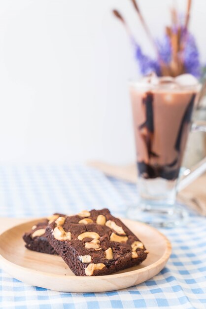 Schokoladen-Brownies auf dem Tisch