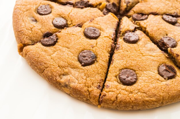 Schokoladen-Brownies Kuchen in der weißen Platte