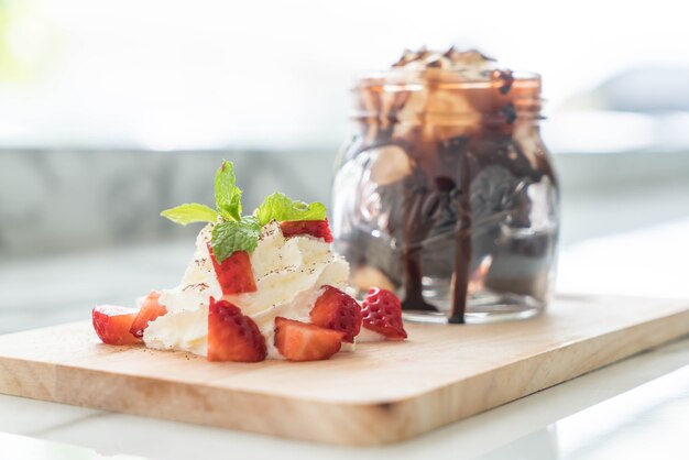 Schokoladen-Brownies mit Vanille-Eis