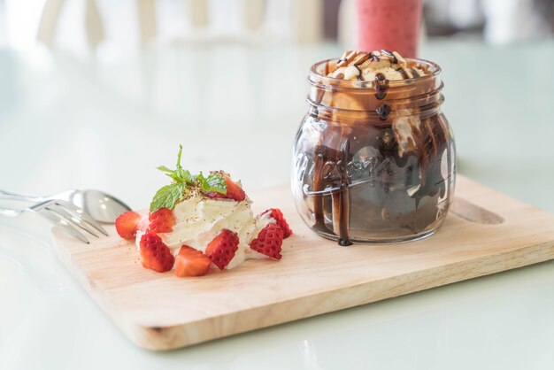 Schokoladen-Brownies mit Vanille-Eis