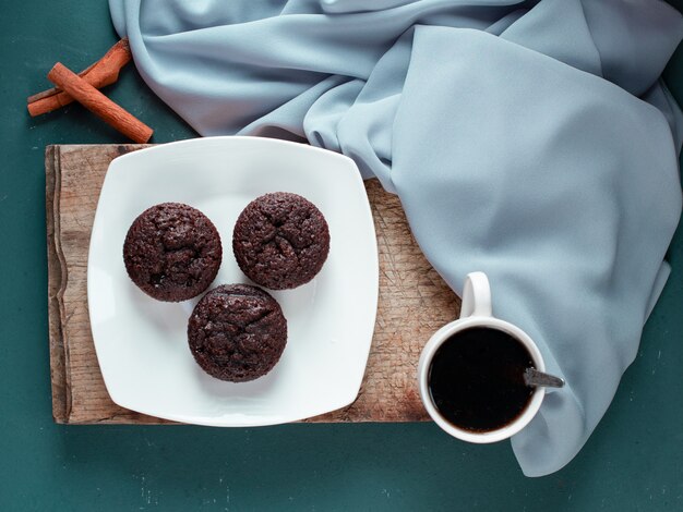 Schokoladen-Brownies mit Zimt und einer Tasse Kaffee