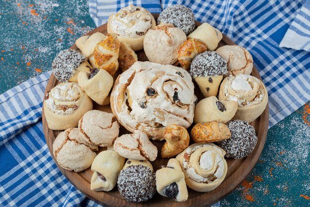 Schokoladen-Butter-Kekse mit schwarzer Sultanine auf einer Platte.