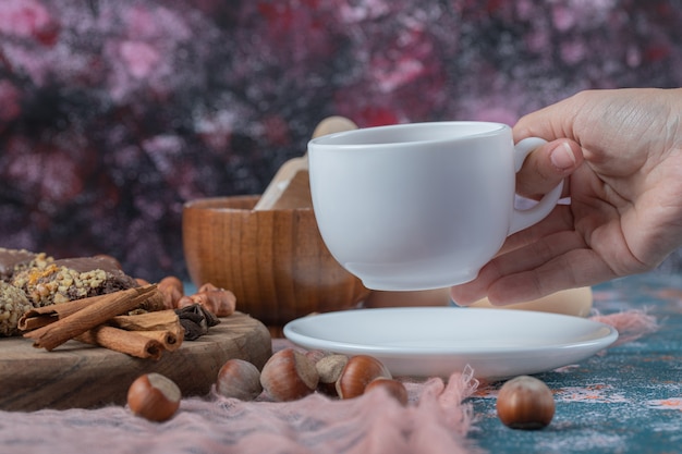 Kostenloses Foto schokoladen-crocante-kekse mit zimtgeschmack und einer tasse tee.