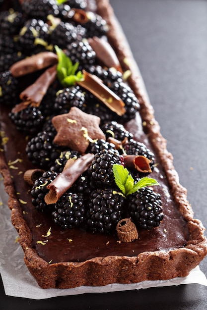 Kostenloses Foto schokoladen-ganache-tarte mit brombeeren