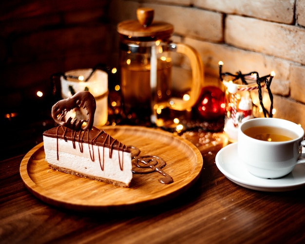 Kostenloses Foto schokoladen-käsekuchen und eine tasse aromatisierten tee