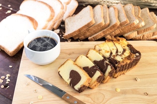 Schokoladen-Marmorkuchen mit heißem Kaffee und Brot
