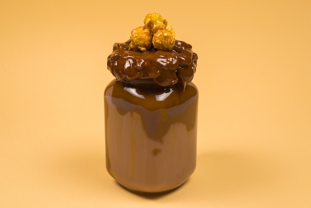 Schokoladen-milchshake mit schlagsahne, keksen, waffeln, serviert im einmachglas. 