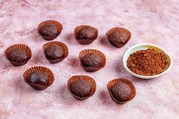 Schokoladenbällchen mit Kakaopulver.