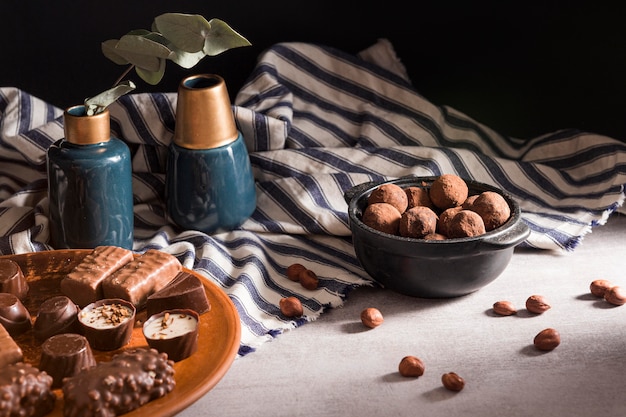 Schokoladenbonbons auf Teller und Schokoladentrüffel in Schüssel