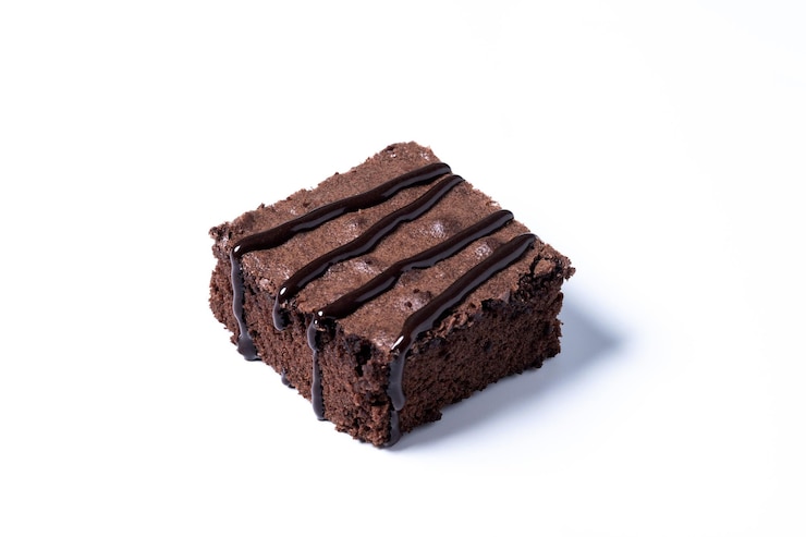 Kostenlose Foto schokoladenbrownie-portion auf weißem hintergrund